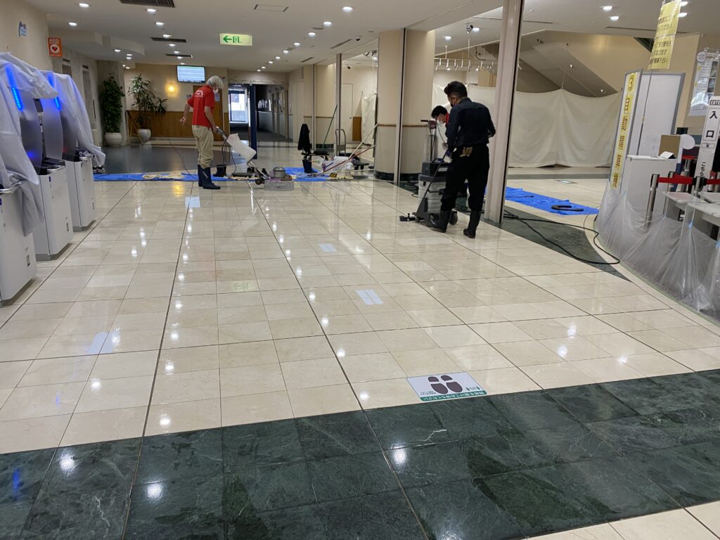 千葉県鴨川市でロビーフロアの大理石研磨艶出しを行いました